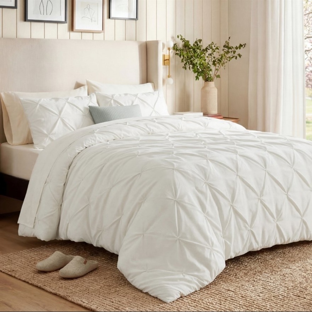 Classic Pinch-Pleat White Comforter Set